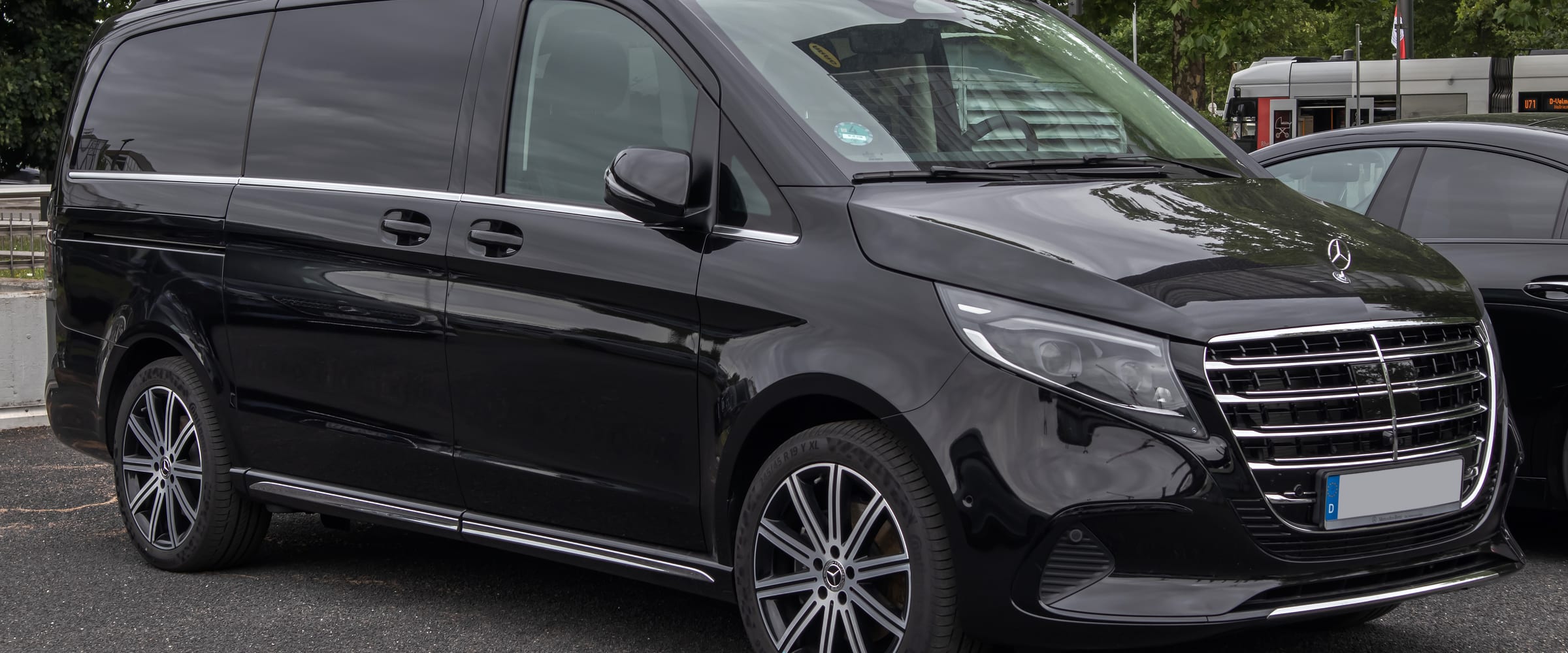 Schwarze Mercedes-Benz V-Klasse von vorne – Premium-Taxi und VIP-Transfer in Salzburg