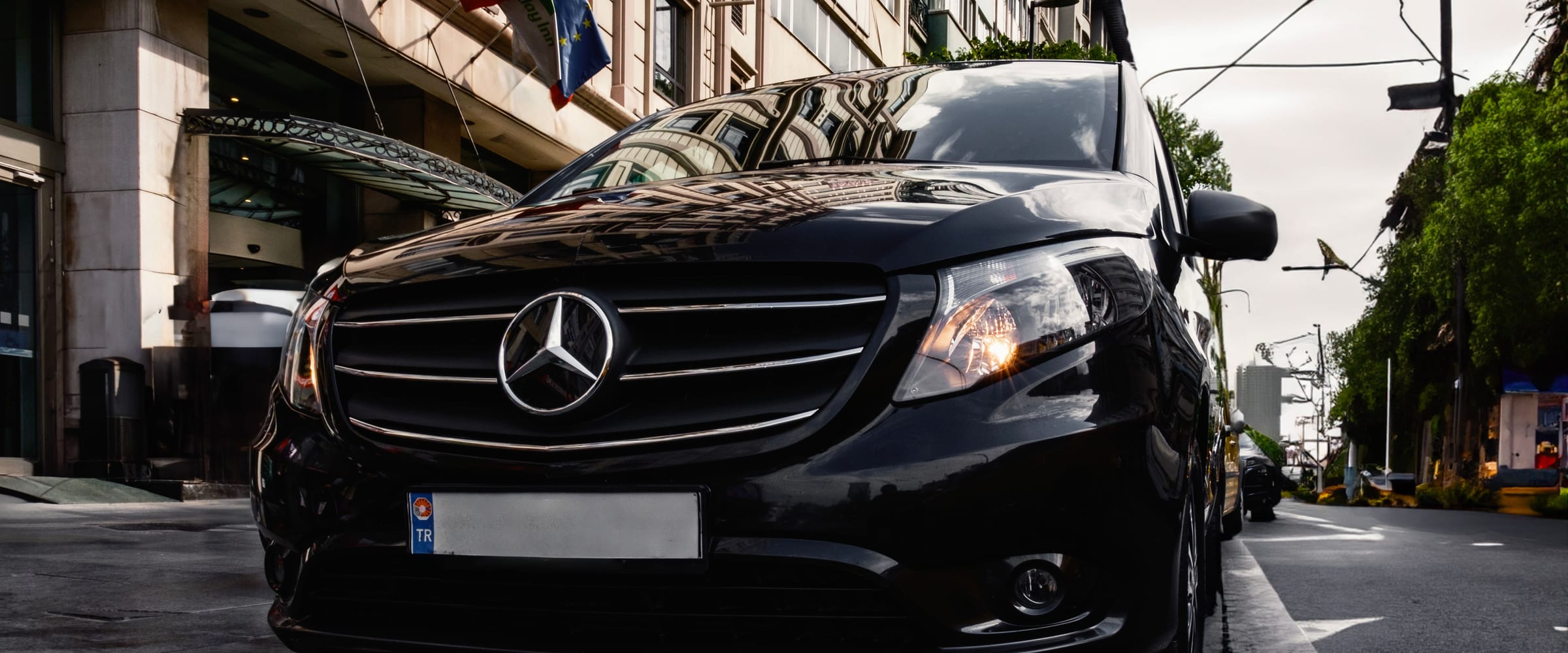 Schwarze Mercedes V-Klasse am Straßenrand in der Abenddämmerung – Transfer- und Ausflugsfahrten Salzburg