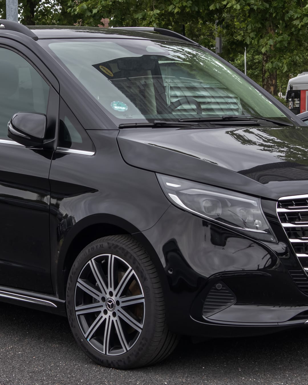 Schwarze Mercedes-Benz V-Klasse von vorne – Premium-Taxi und VIP-Transfer in Salzburg