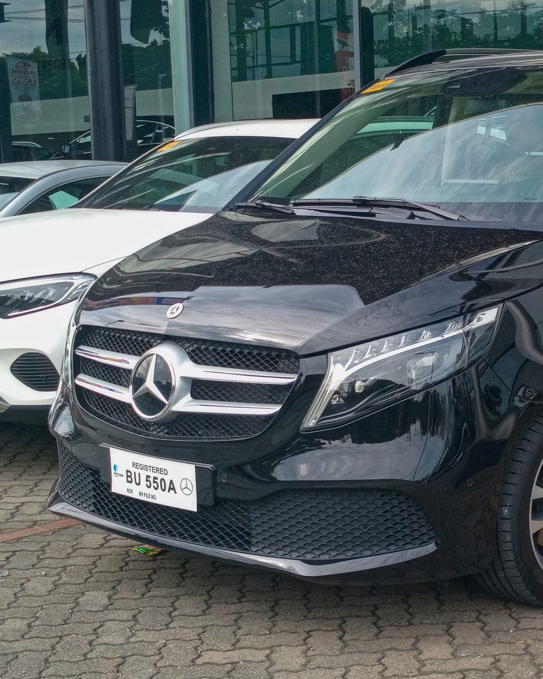 Mercedes-Benz V-Klasse in Obsidianschwarz, Frontansicht – VIP-Van für Salzburg
