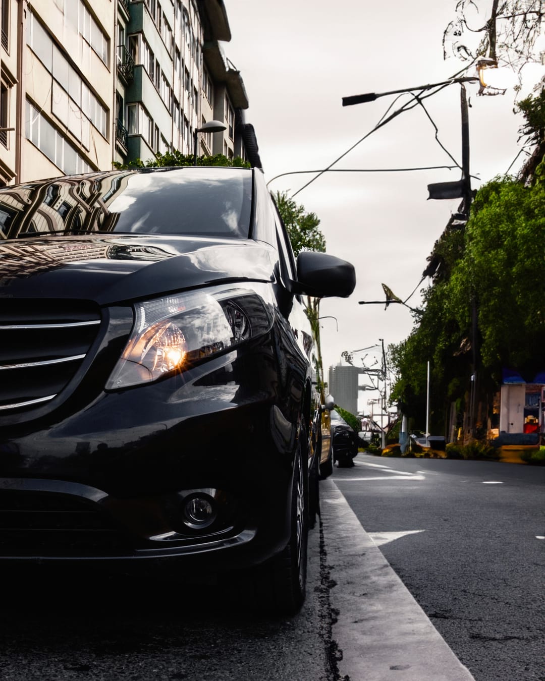 Schwarze Mercedes V-Klasse am Straßenrand in der Abenddämmerung – Transfer- und Ausflugsfahrten Salzburg