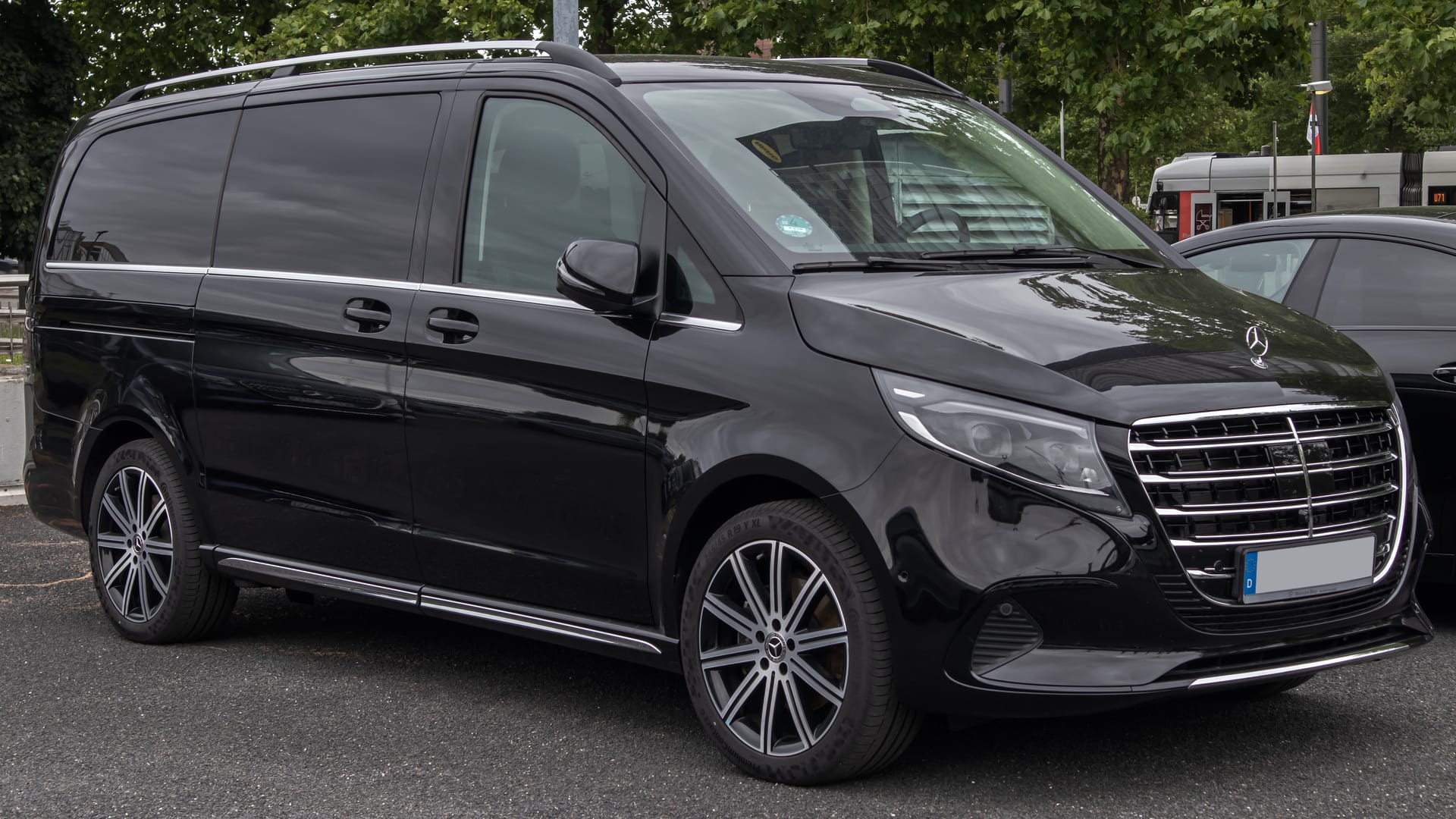 Schwarze Mercedes-Benz V-Klasse von vorne – Premium-Taxi und VIP-Transfer in Salzburg