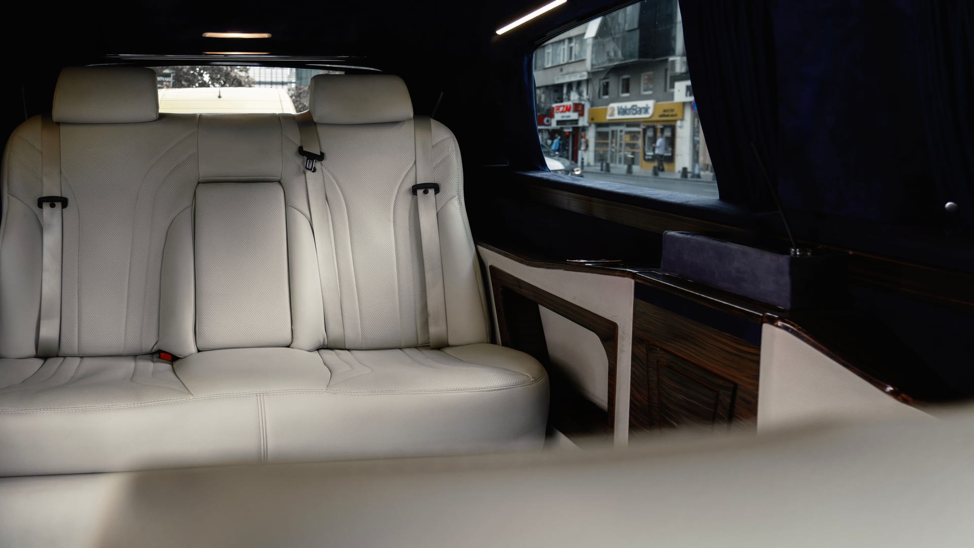 Heller Lederinnenraum der Mercedes V-Klasse mit Business-Bestuhlung – komfortabler Fahrgastraum für bis zu 7 Personen