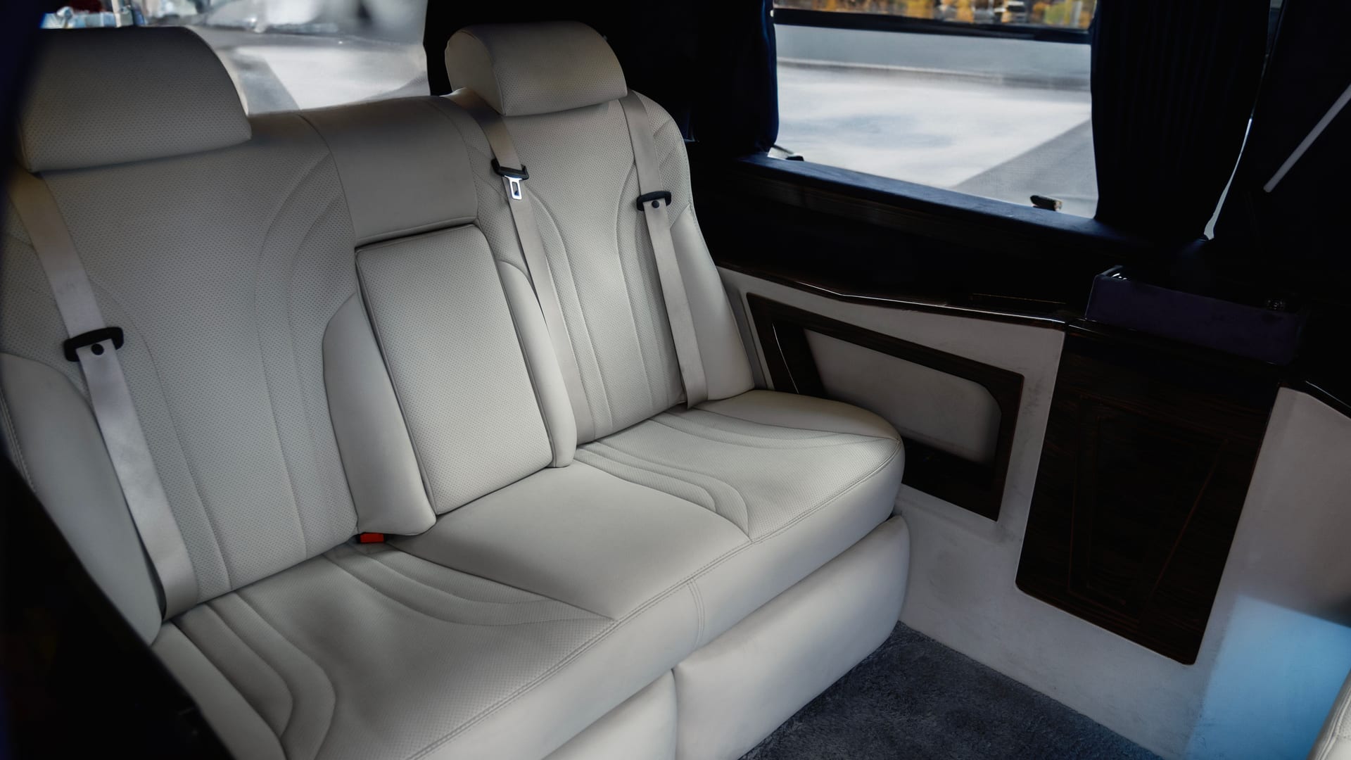 Detail der hellen Ledersitze in der Mercedes V-Klasse – Premium-Komfort