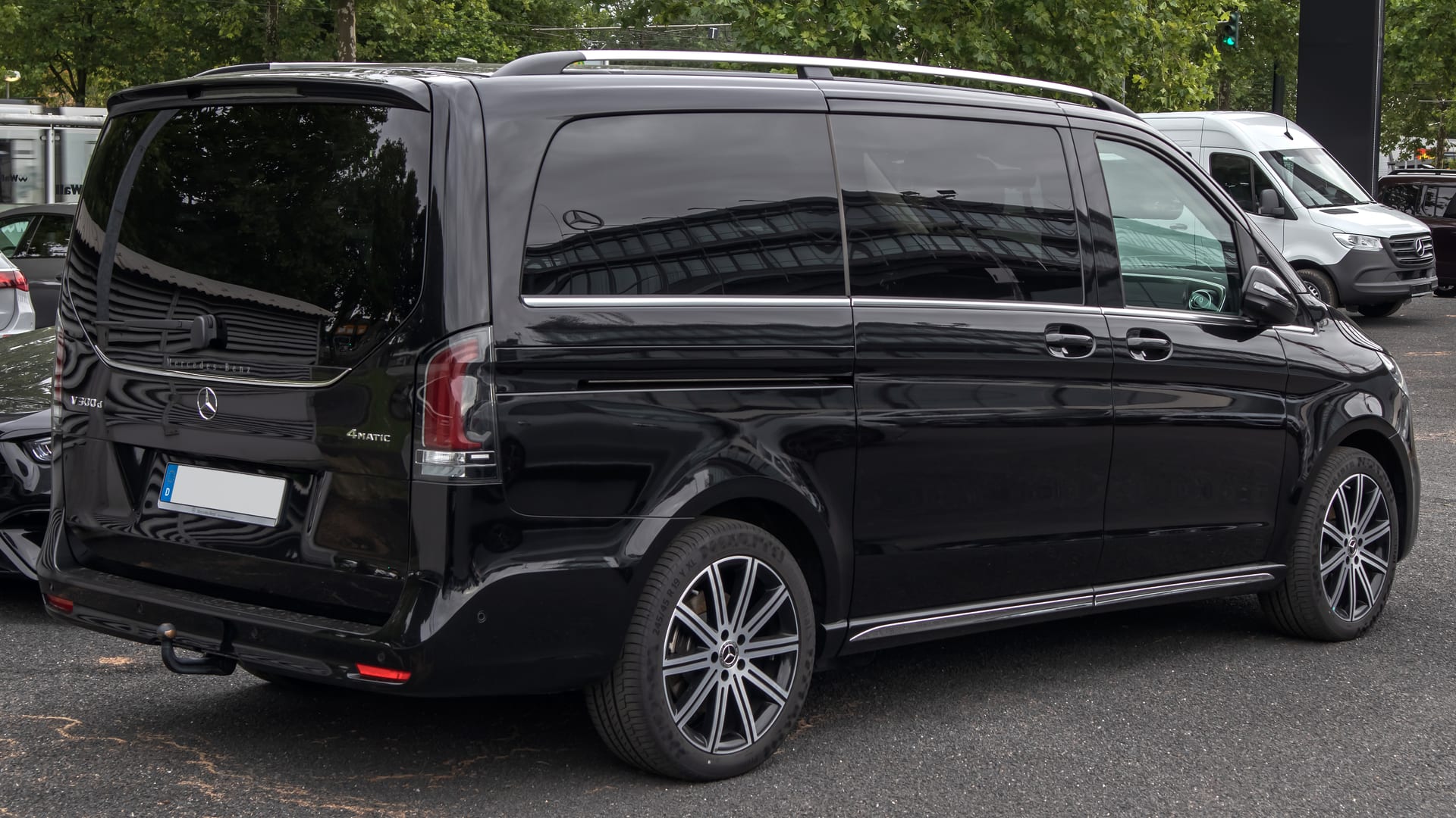 Schwarze Mercedes V-Klasse von hinten – großer Gepäckraum für den Flughafentransfer Salzburg