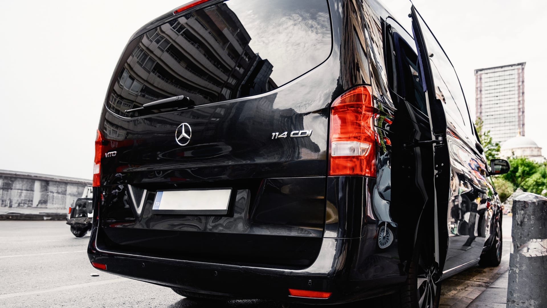 Heckansicht der schwarzen Mercedes V-Klasse – Großraum-Van für bis zu 7 Personen