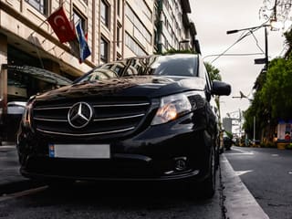 Schwarze Mercedes V-Klasse an einer Straße in der Stadt