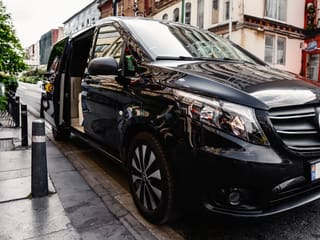 Schwarze Mercedes V-Klasse mit geöffneter Schiebetür