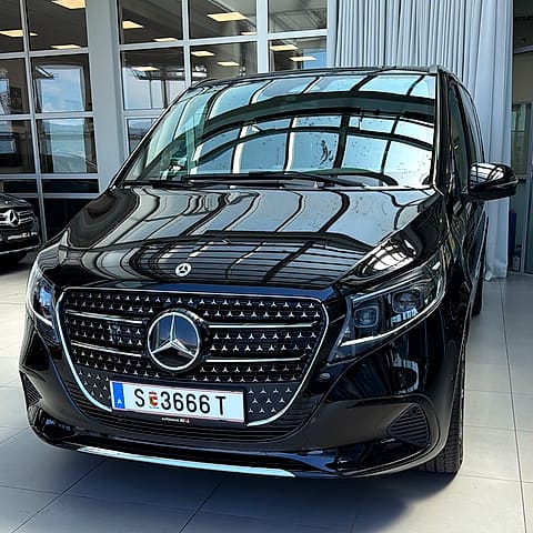 Die schwarze Mercedes V-Klasse von Salzburg Chauffeur, schräg von vorn aufgenommen